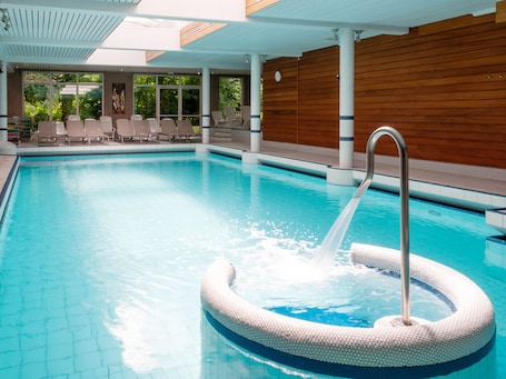 Una piscina cubierta (de 07:30 a 20:30), tumbonas. Hotel Restaurant & Spa Verte Vallée