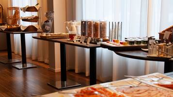 Un buffet proposant une variété de plats et de boissons.