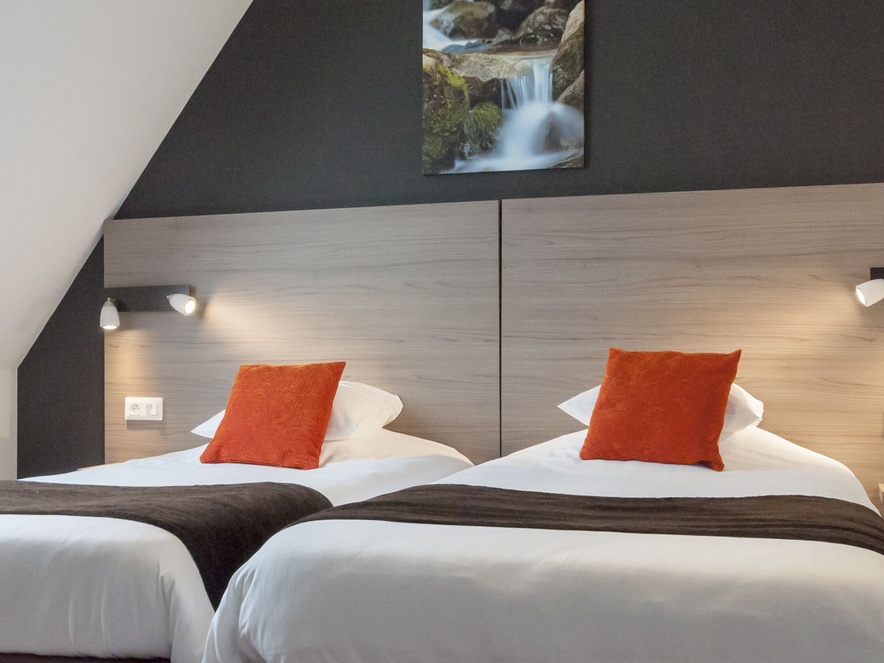 family room | minibar, in-room safe, desk, free wifi