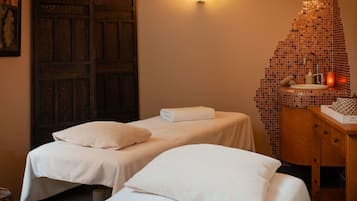 Couples treatment room(s), sauna, hot tub, steam room