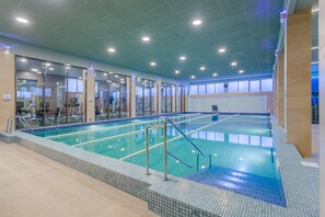 Indoor pool, seasonal outdoor pool, pool umbrellas, sun loungers - RIN Airport (Otopeni)