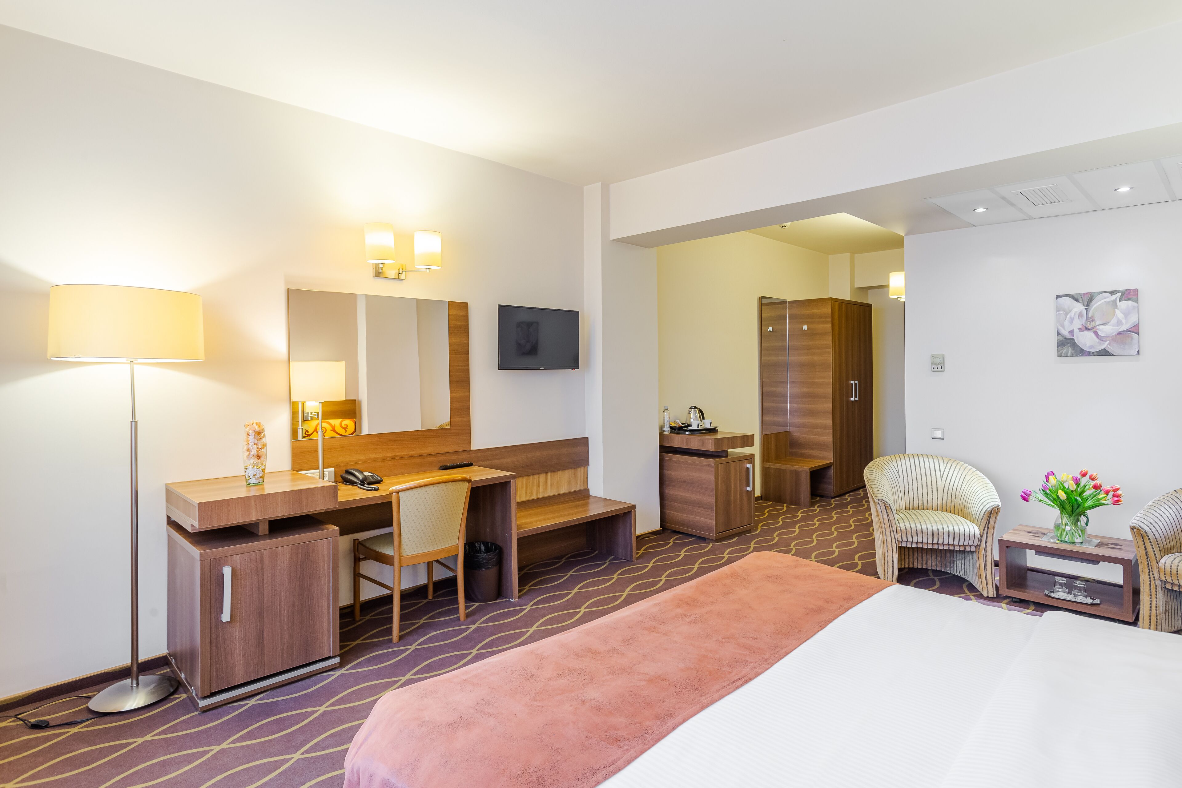 executive room, 1 king bed | minibar, in-room safe, desk, blackout curtains