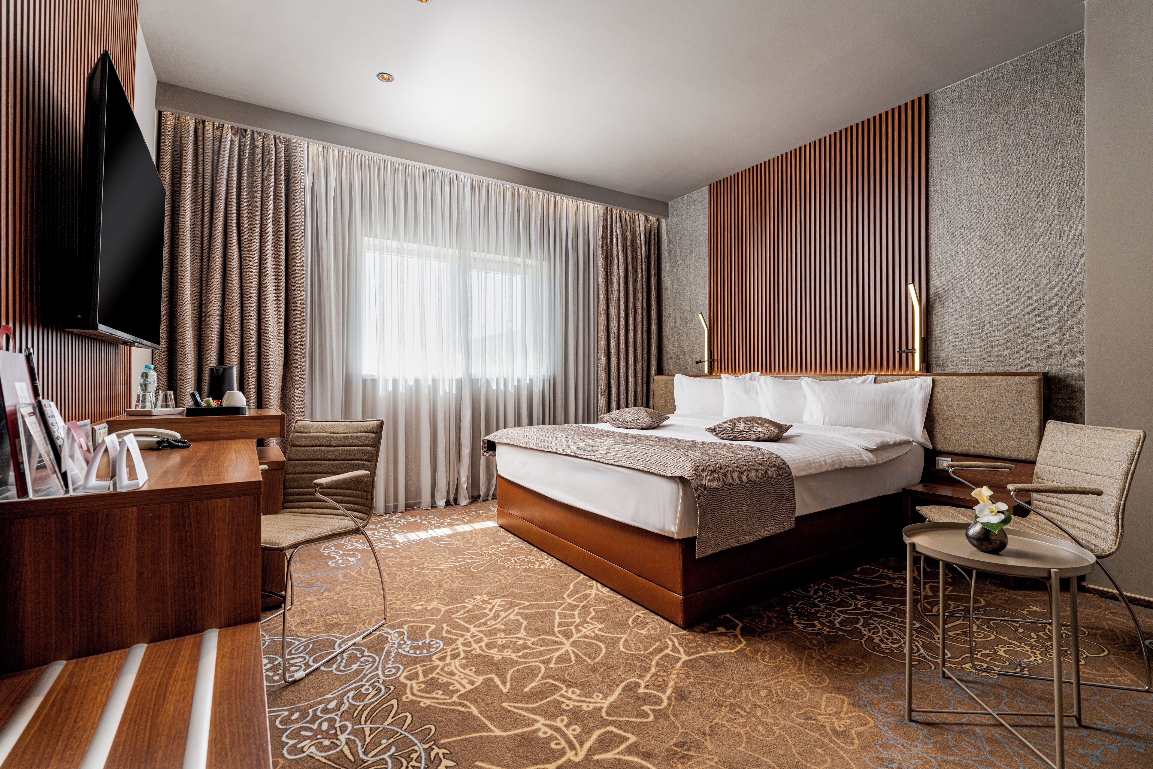 Habitación doble superior | Minibar, caja fuerte, escritorio y cortinas opacas