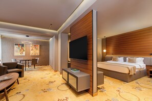 Suite | Minibar, caixa forta a l'habitació, escriptori i cortines opaques 