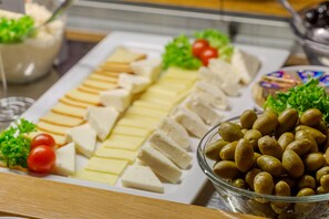 Esmorzar diari d'estil bufet (100 RON per persona) 