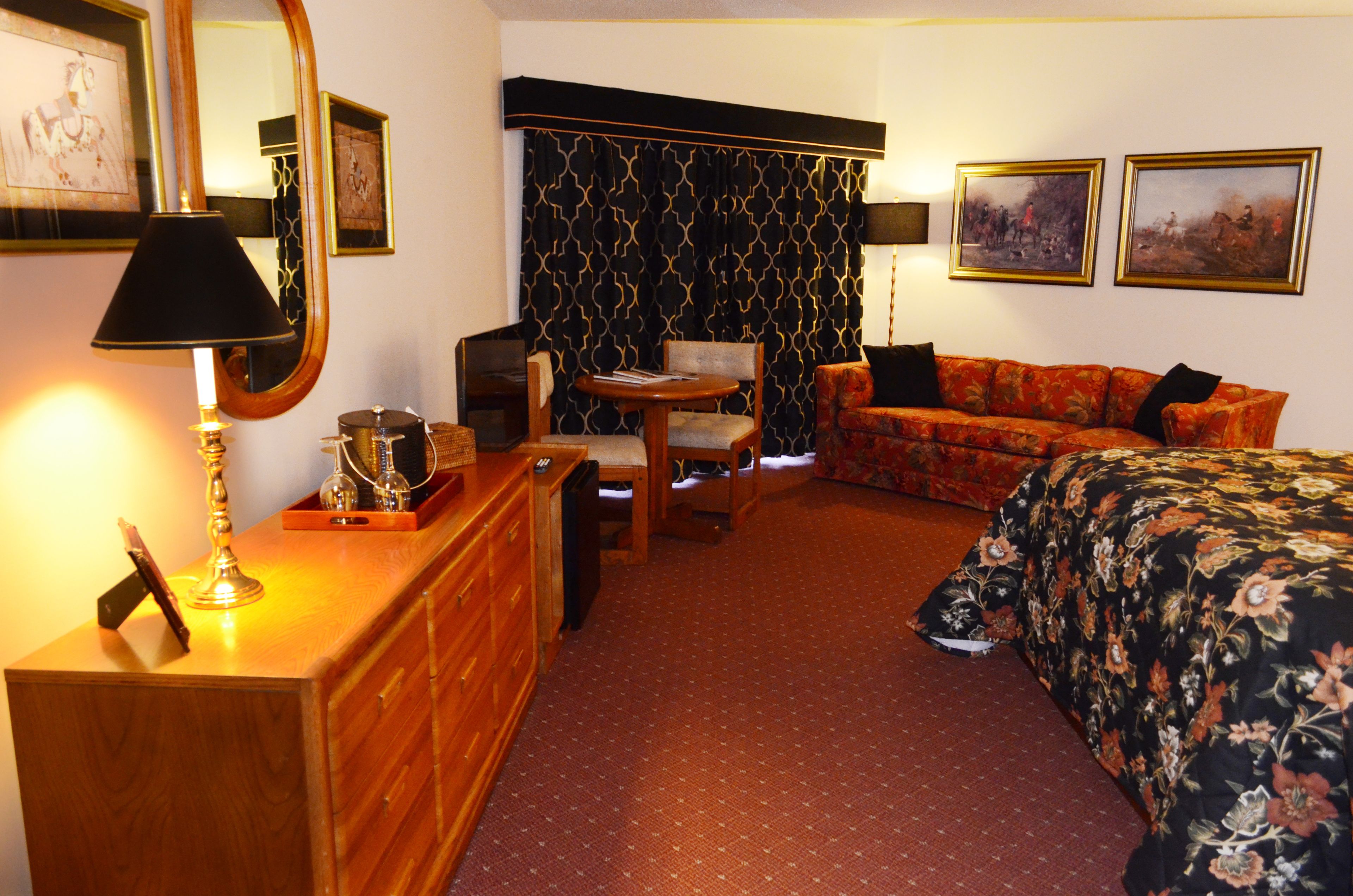 deluxe room, 1 queen bed - ski passes available at property | down duvets, individually decorated, individually furnished