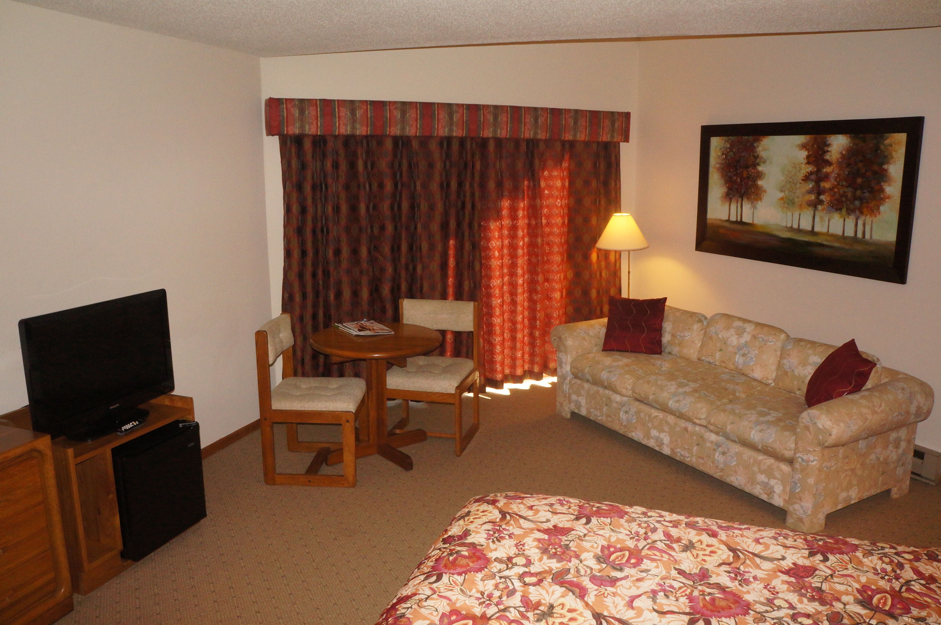 deluxe room, 1 queen bed - ski passes available at property | living area | 32-inch flat-screen tv with cable channels, tv