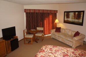 Deluxe Room, 1 Queen Bed - Ski Passes available at property | Living area | 32-inch flat-screen TV with cable channels, TV - Greenbrier Inn (Killington)