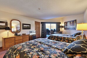 Deluxe Room, 2 Queen Beds - Ski Passes available at property | 羽绒被、特色装修、特色家居、熨斗/熨板