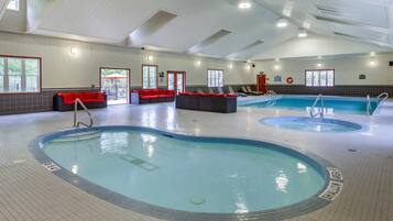 Piscina interna, funciona das 8h às 21h, guarda-sóis, espreguiçadeiras