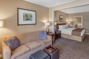 Room, 1 King Bed with Sofa bed, Non Smoking (Efficiency) | Premium bedding, blackout drapes, iron/ironing board, free WiFi - Carriage Ridge Resort, an Ascend Collection Resort (Oro-Medonte)