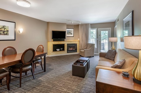 Suite, 1 King Bed with Sofa bed, Non Smoking (Efficiency) | Premium bedding, blackout drapes, iron/ironing board, free WiFi. Carriage Ridge Resort, an Ascend Collection Resort