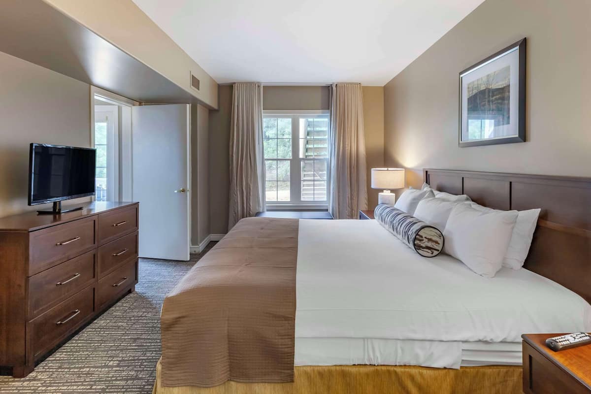 1 Schlafzimmer, hochwertige Bettwaren, Verdunkelungsvorhänge