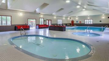 Inomhuspool, öppet 08.00 till 21.00, parasoller och solstolar