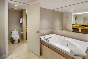 Suite, 1 Katil Raja (King) dengan Katil Sofa, Non Smoking (Efficiency) | Peralatan tempat tidur premium, langsir/tirai gelap terus 