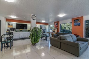 Coin salon dans le hall