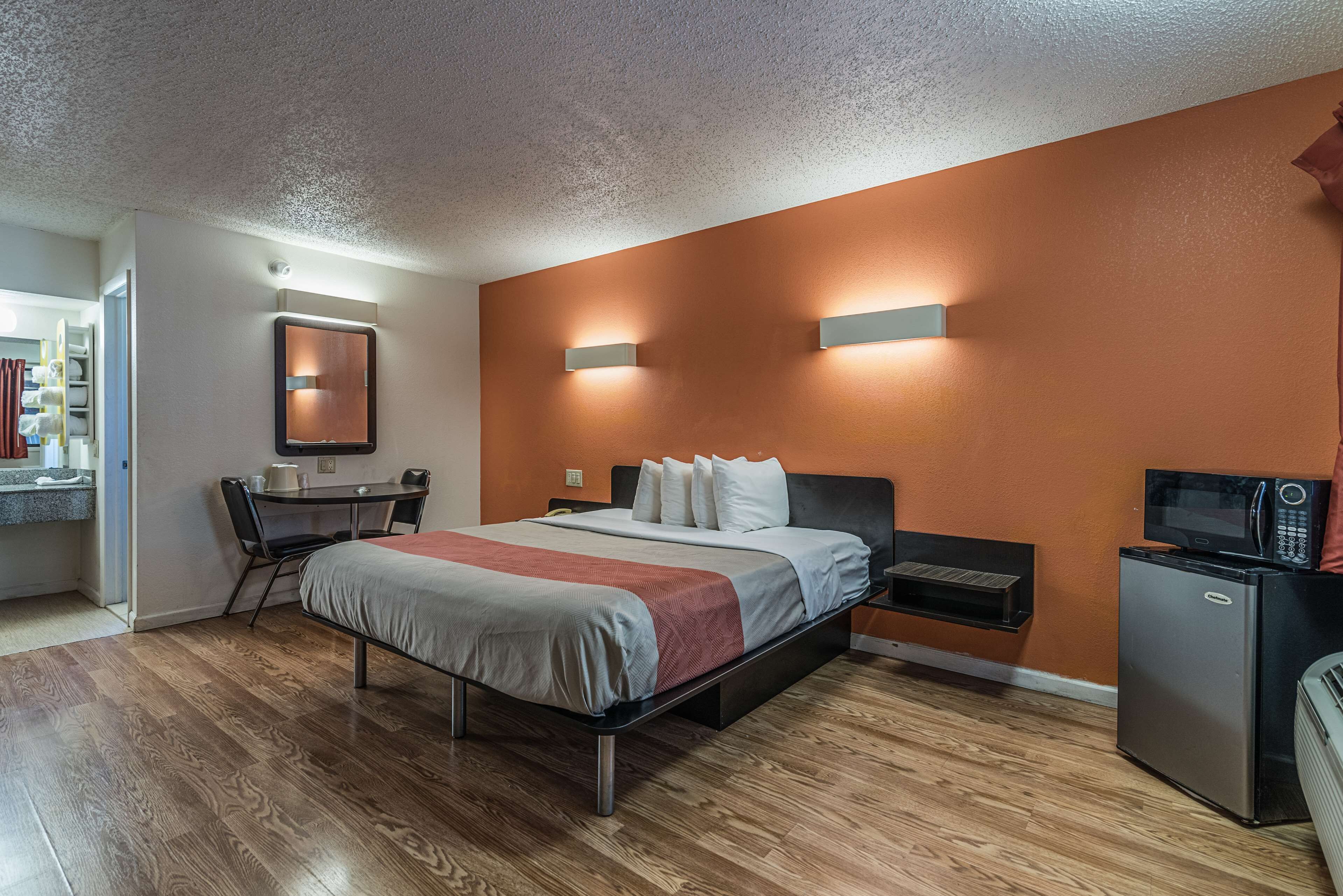 Una scrivania, Wi-Fi gratuito, lenzuola