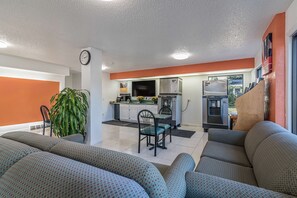 Lobby sitting area - Motel 6 Albany, NY - Airport (Albany)