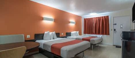 Skrivebord, wi-fi (inkludert) og sengetøy