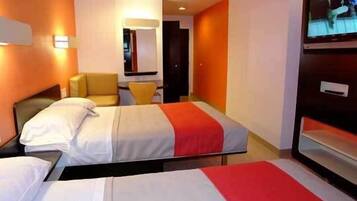 Escritorio, wifi gratis y ropa de cama