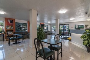 Lobby sitting area - Motel 6 Albany, NY - Airport (Albany)