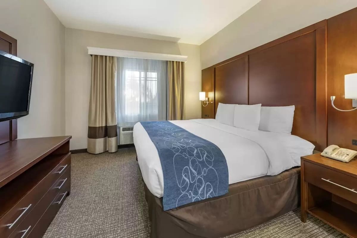 1 bedroom, premium bedding, desk, laptop workspace