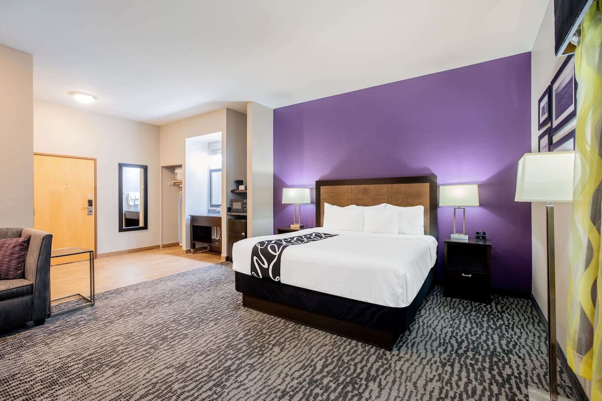 Phòng Deluxe, 1 giường cỡ king, không hút thuốc (Deluxe Executive Room) | Bộ đồ giường cao cấp, bàn, khu vực làm việc phù hợp cho laptop