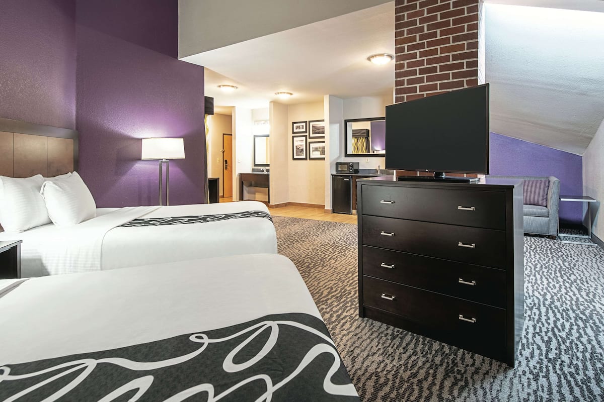 Phòng Deluxe, 2 giường cỡ queen, không hút thuốc (Deluxe Executive Room) | Bộ đồ giường cao cấp, bàn, khu vực làm việc phù hợp cho laptop