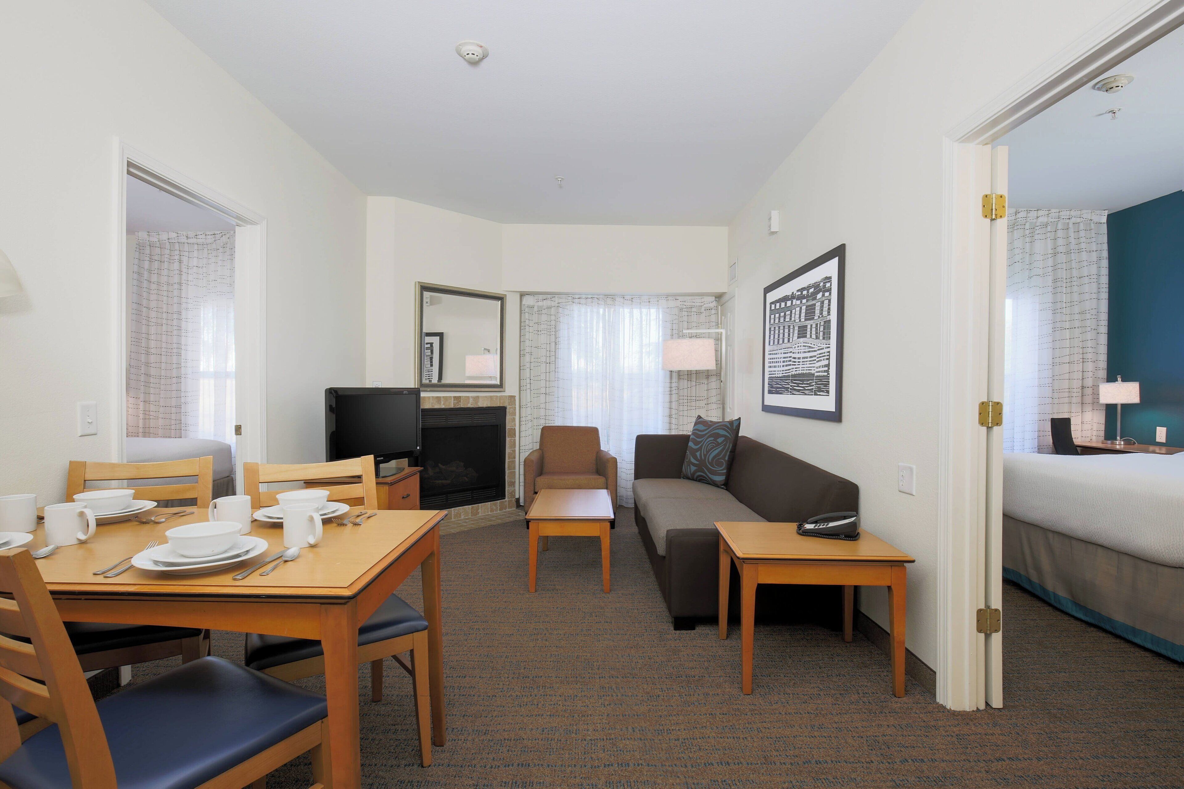 套房, 2 間臥室 | 書桌、手提電腦工作空間、遮光窗簾/窗簾、熨斗/熨衫板