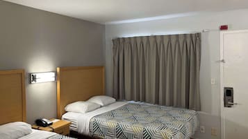 Escritorio, cortinas blackout y tabla de planchar con plancha
