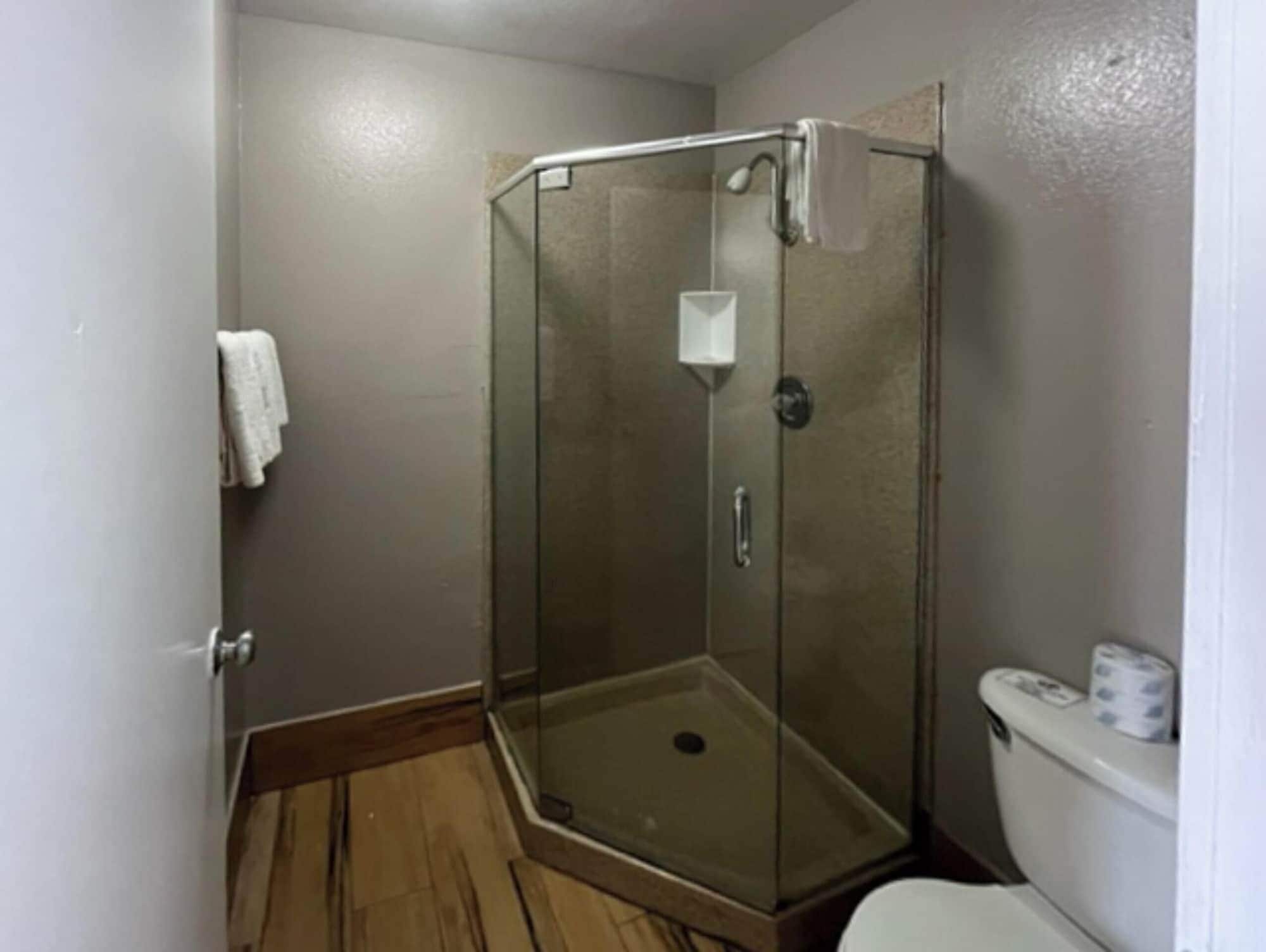 Dusche, kostenlose Toilettenartikel, Haartrockner, Handtücher