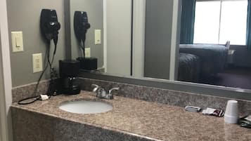 Tina con regadera, amenidades de baño gratuitas, toallas