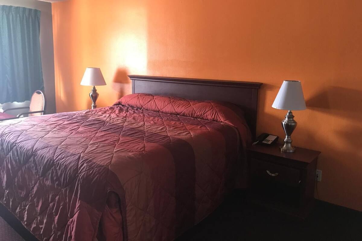 Standard Room, 1 King Bed, Non Smoking | Desk, free WiFi
