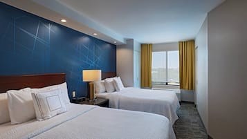 Suíte, várias camas | Roupas de cama premium, cofres nos quartos, escrivaninha