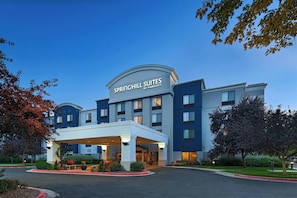 Un hôtel au design moderne, doté d’une entrée imposante avec un espace abrité et d’une enseigne indiquant « SPRINGHILL SUITES BY MARRIOTT ».
