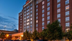 Marriott Springhill Suites -hotelli, jossa on tiiliverhous, useita ikkunoita ja parkkipaikka, jossa on useita autoja.