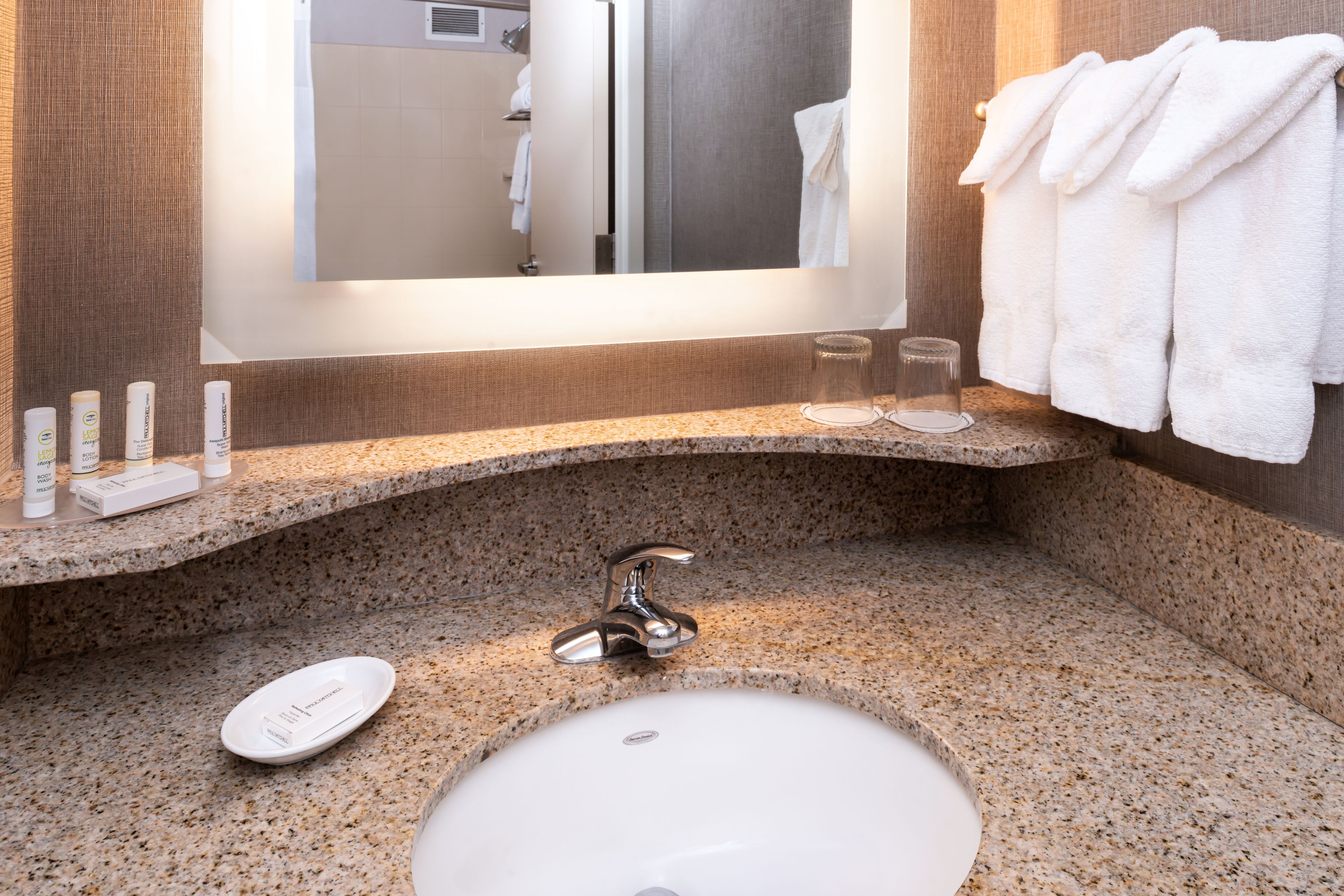 studio, multiple beds, non smoking | bathroom | combined shower/bathtub, free toiletries, hair dryer, towels