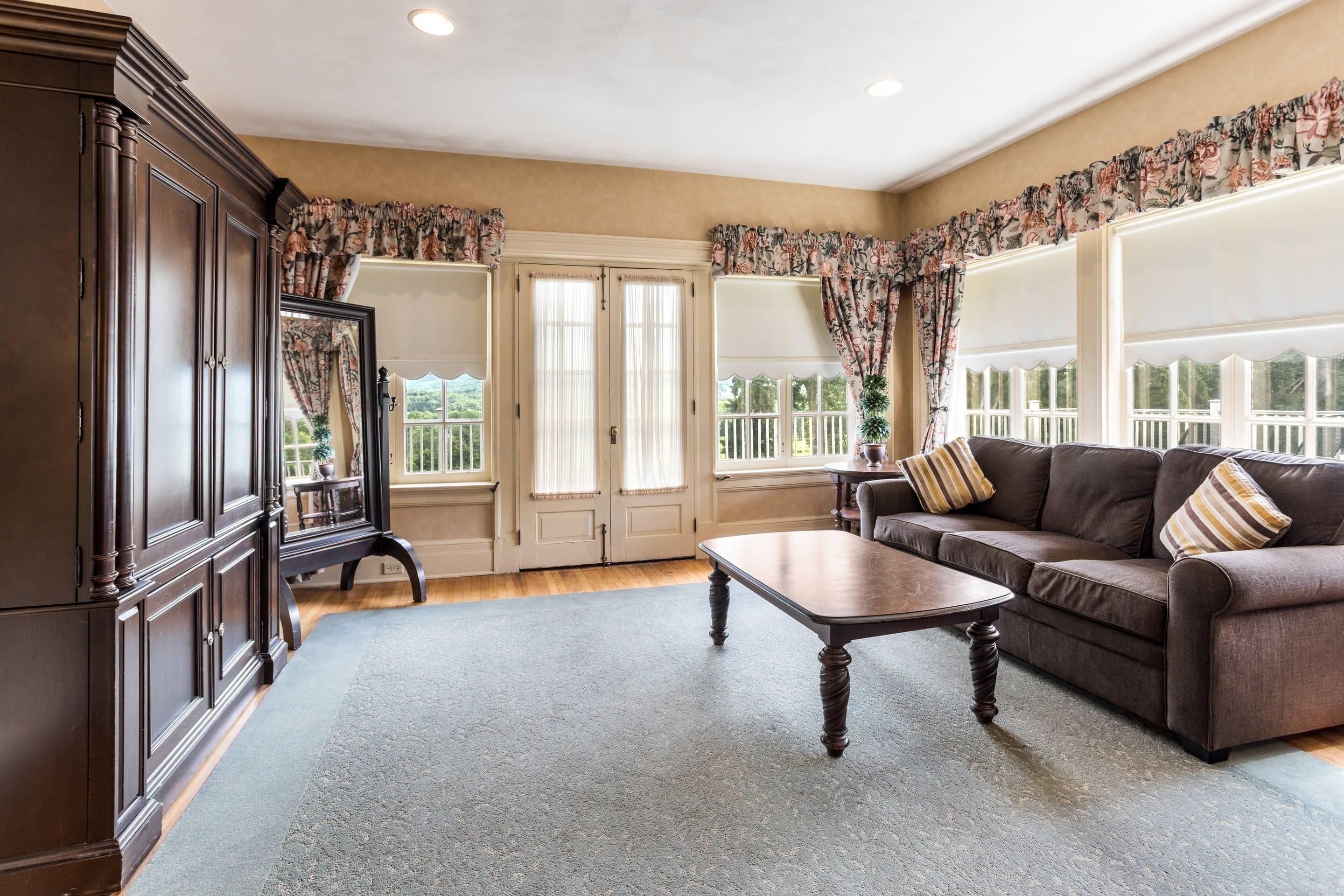 Suite, 1 King Bed, Non Smoking, Balcony | Premium bedding, pillowtop beds, in-room safe, individually decorated