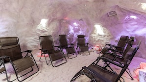 Una sauna de hielo con múltiples sillones reclinables y un calentador central.