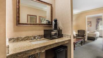 Suite, niet-roken (Efficiency) | Luxe beddengoed, pillowtop-bedden, een kluis op de kamer