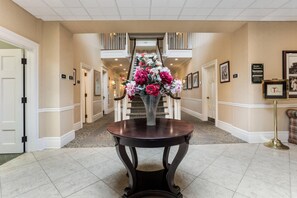Lobby - Traditions Hotel & Spa Johnson City - Binghamton, an Ascend Collection Hotel (Endicott)