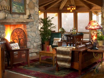 Sitting area in hotel lobby at El Portal Sedona Hotel