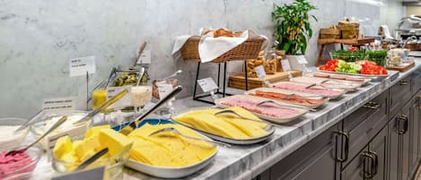 Buffet déjeuner gratuit tous les jours