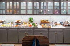 Se ofrece un desayuno bufé todos los días (por un coste adicional)