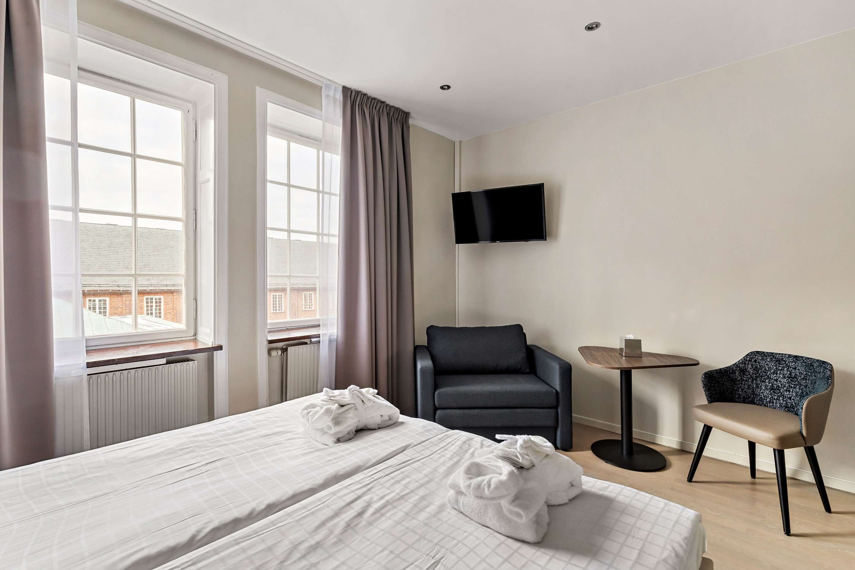 superior room, 1 king bed, non smoking (with single sofabed) | 1 bedroom, individually decorated, individually furnished