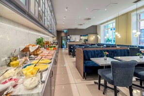 Café da manhã com buffet grátis todos os dias