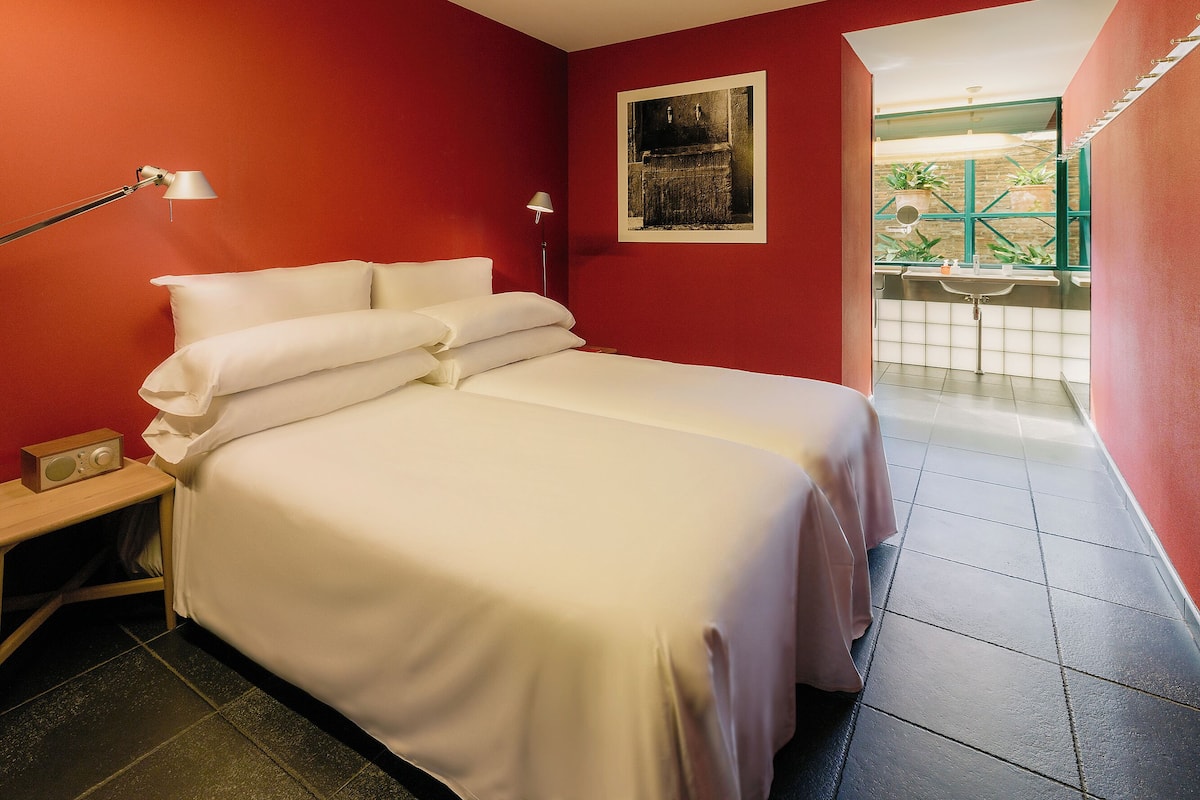 Down duvets, in-room safe, laptop workspace, soundproofing