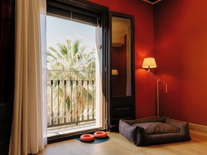 Corner Suite | Living area | 40-inch flat-screen TV with satellite channels, TV, MP3 dock - Casa Camper Barcelona (Barcelona)
