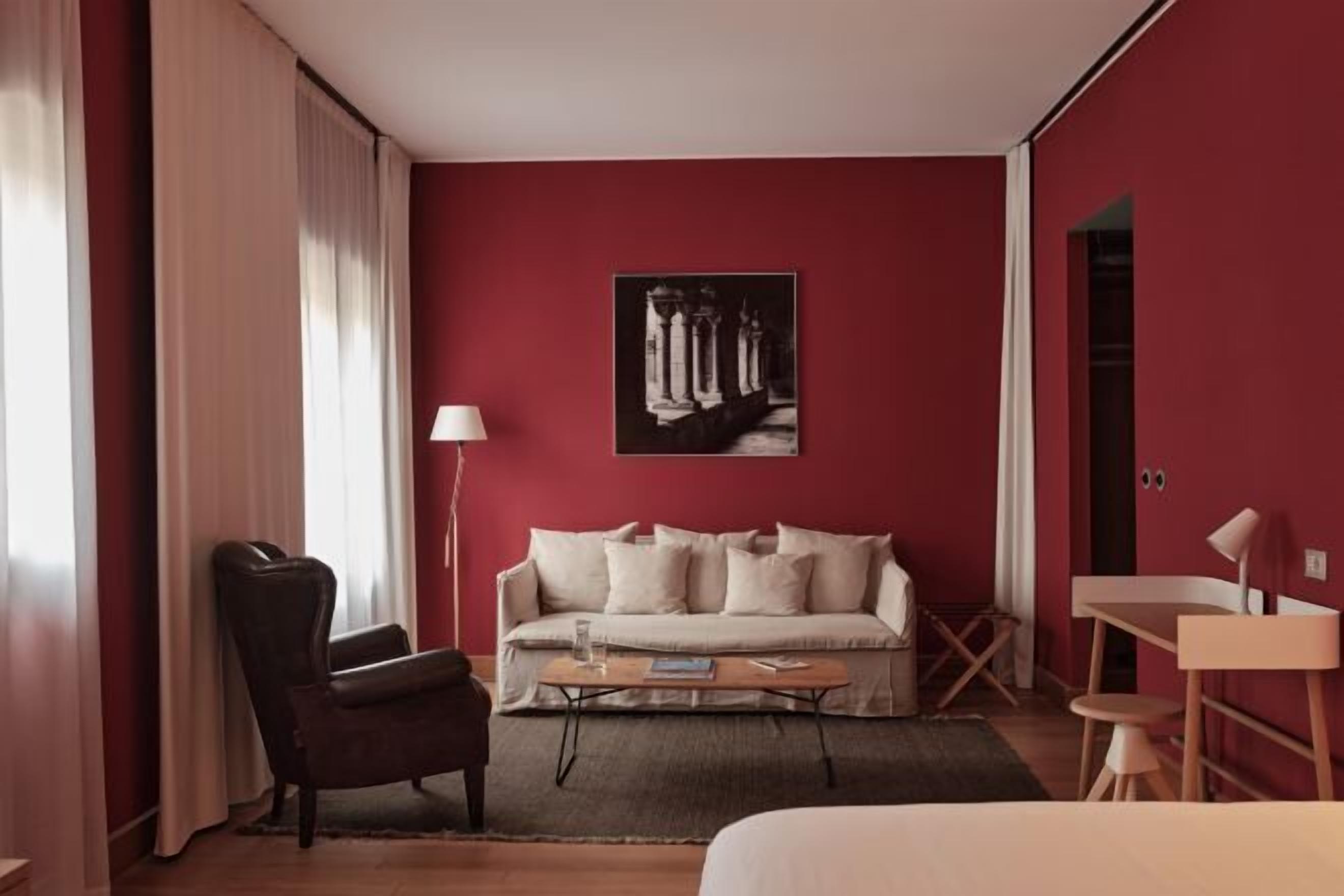 Down comforters, in-room safe, laptop workspace, soundproofing