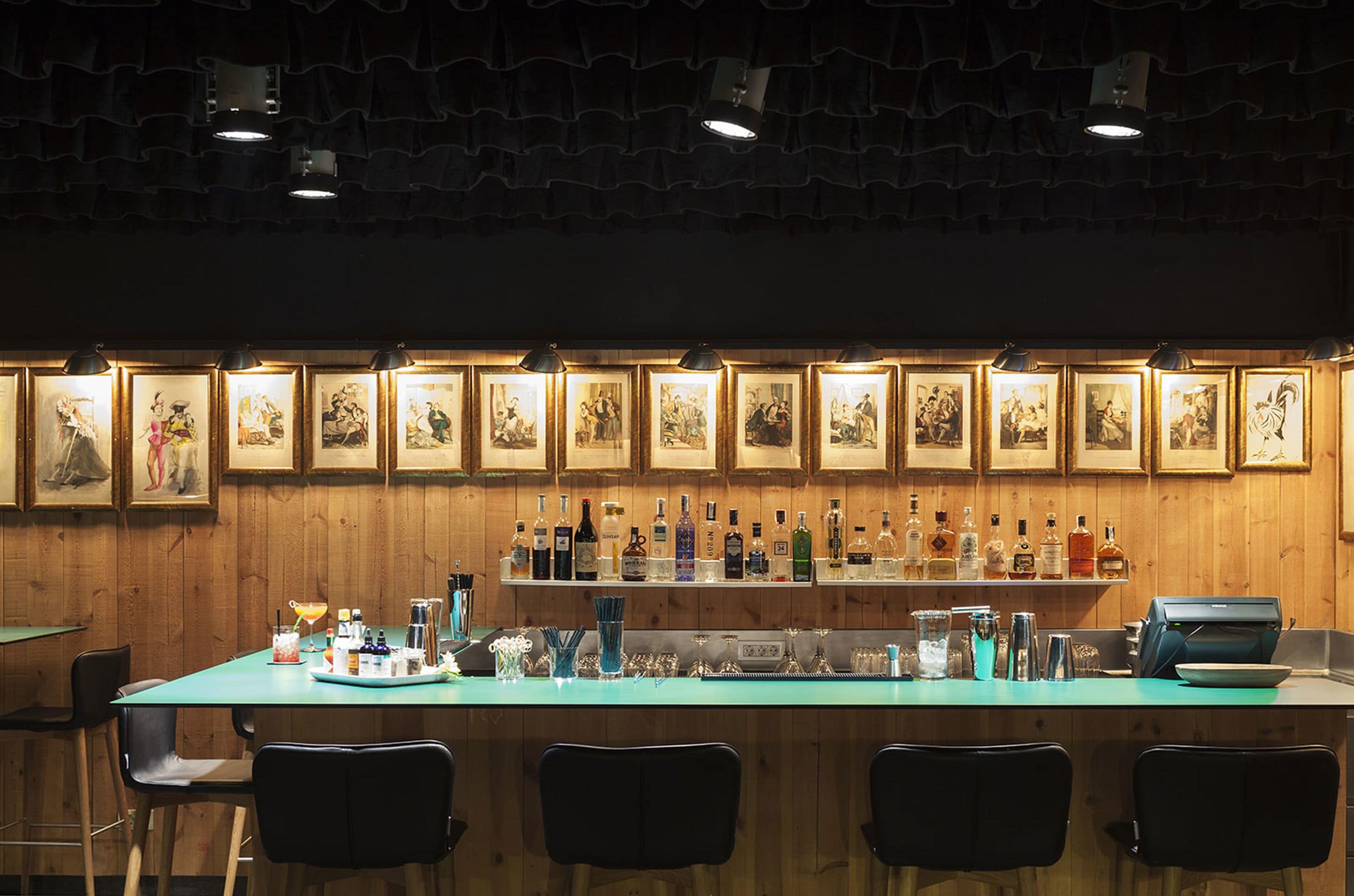 serves breakfast, lunch and dinner